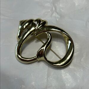 Vintage Smooth Shiny Gold Tone Conch Seashell Outline Brooch from the 1970s